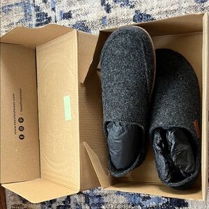 NWT Taos Convertawool Unisex Wool Blend Black Slippers